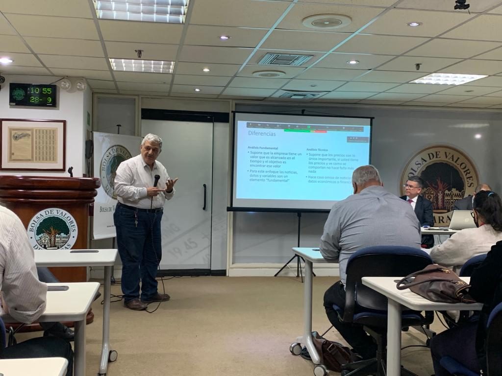 Profesor Daniel Lahoud, durante su ponencia en la masterclass sobre mercado de valores.